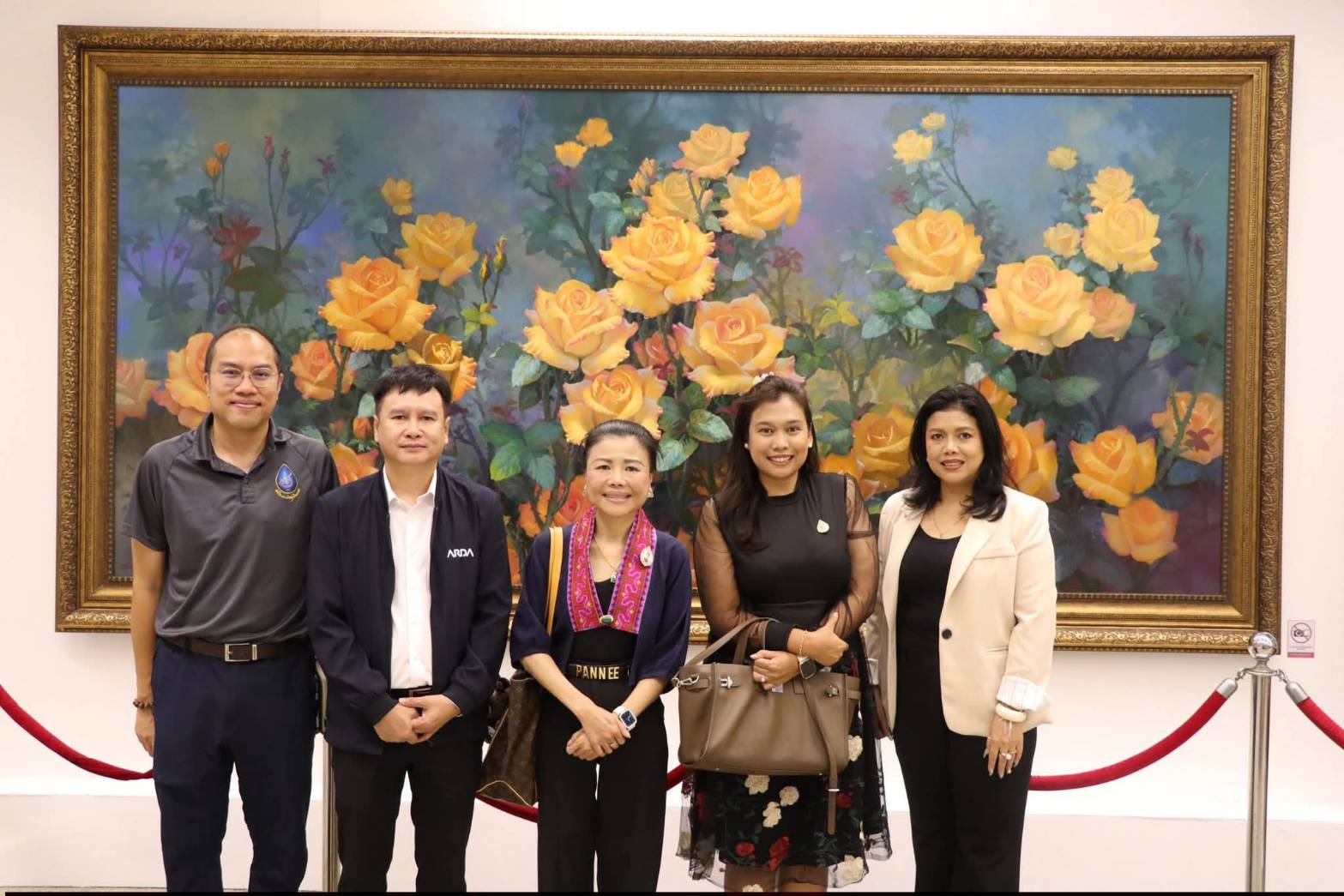 title - ผอ.ศพส. ให้การต้อนรับ รศ.ดร.พรรณี สวนเพลง ผู้อำนวยการศูนย์รวมผู้เชี่ยวชาญทางด้านการท่องเที่ยวเชิงวัฒนธรรมอาหาร และเจ้าหน้าที่ เยี่ยมชมกิจกรรมการดำเนินงานของศูนย์ส่งเสริมและพัฒนาอาชีพเสริมนอกภาคการเกษตร